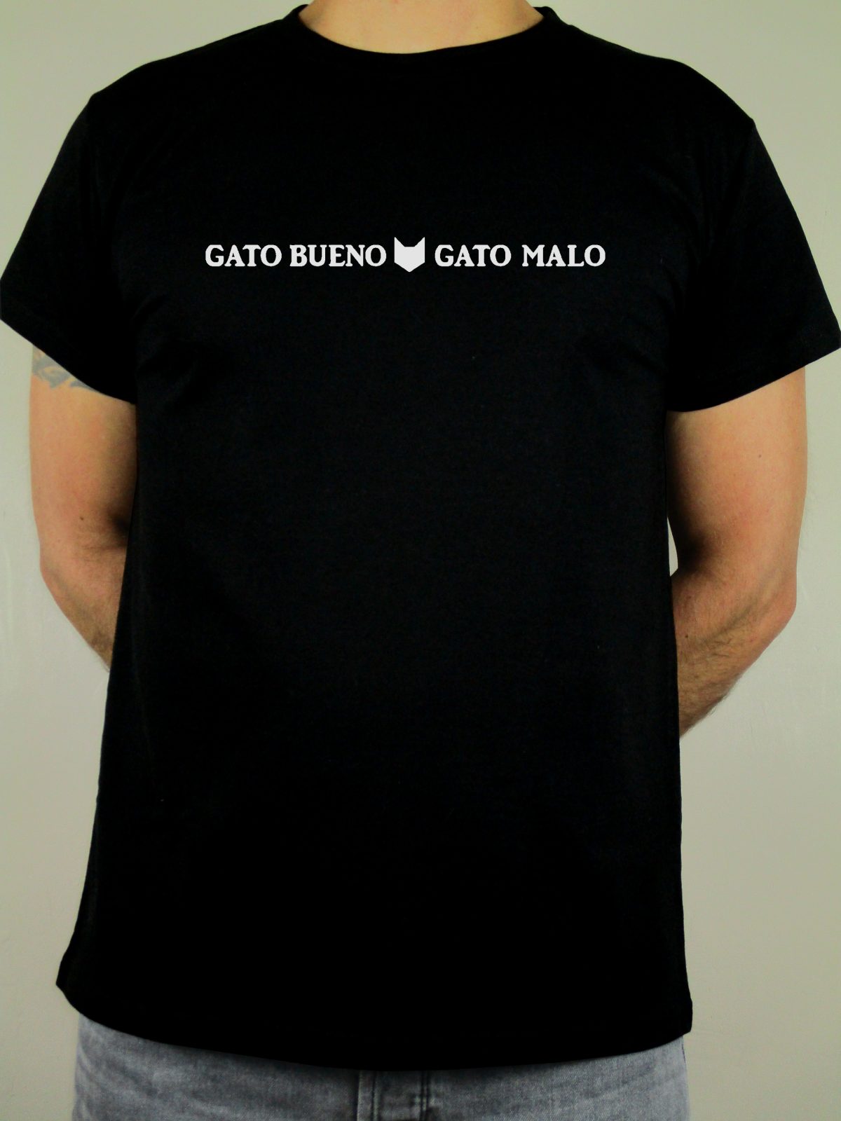 Camiseta Chulapo negra con frase en pecho "GATO BUENO GATO MALO""